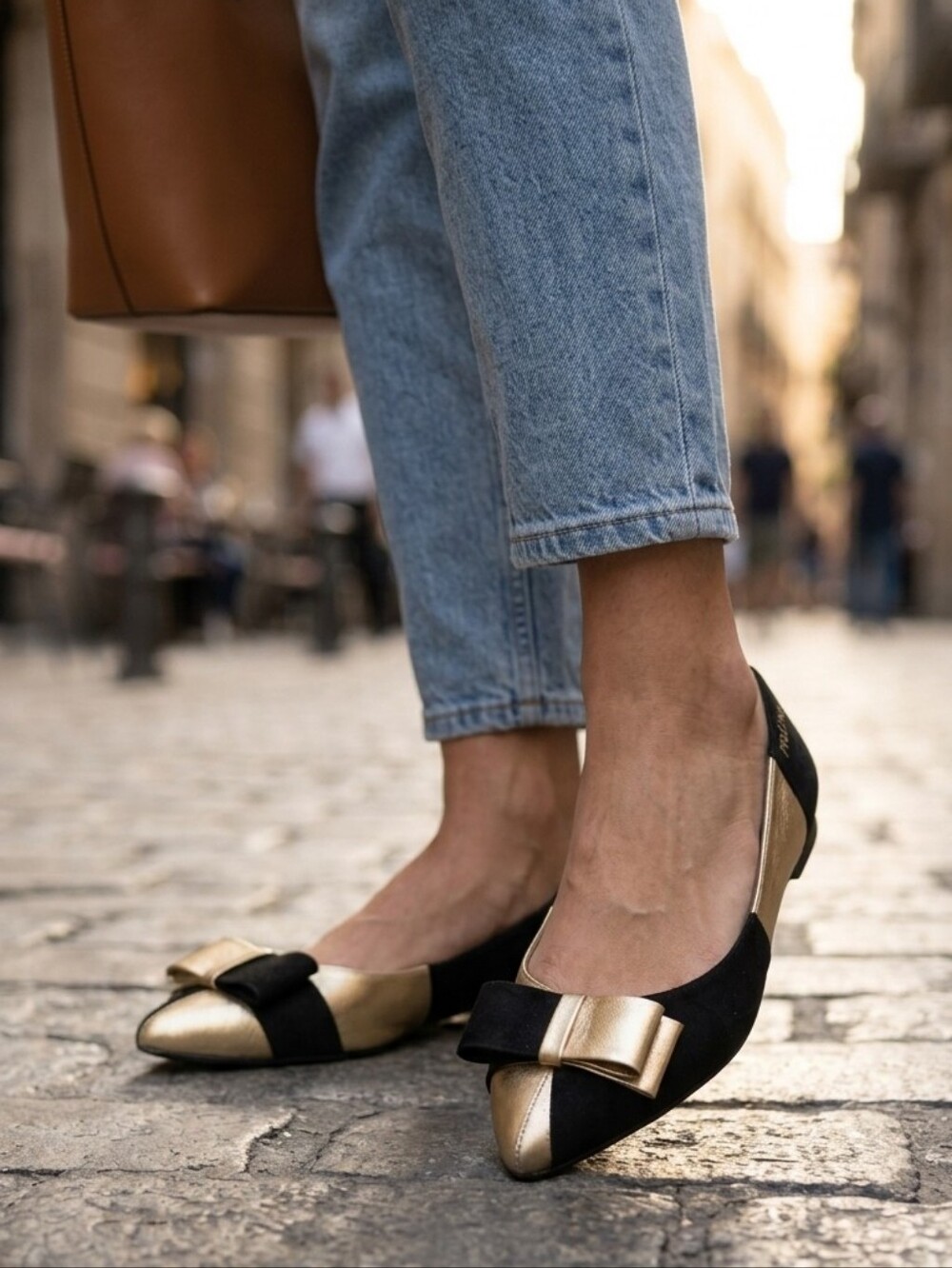 Prüne Women's Black and Gold Pointed Toe Bow Flats